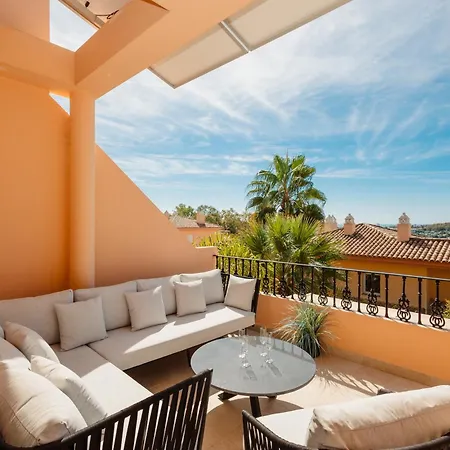 Penthouse With Sea Views In Nueva Andalucia